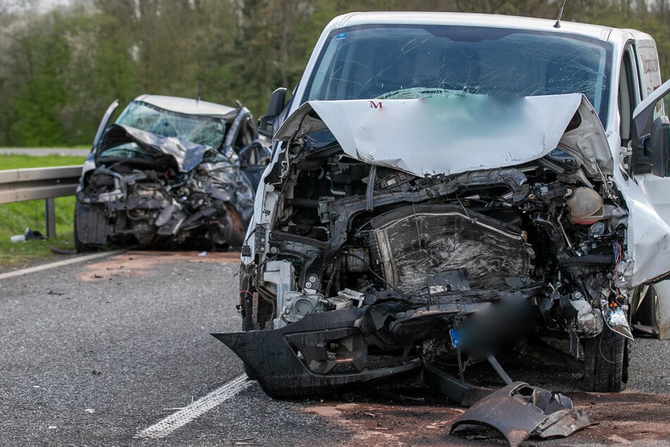 Überholmanöver enden in Katastrophe: Daihatsu-Fahrer sofort tot