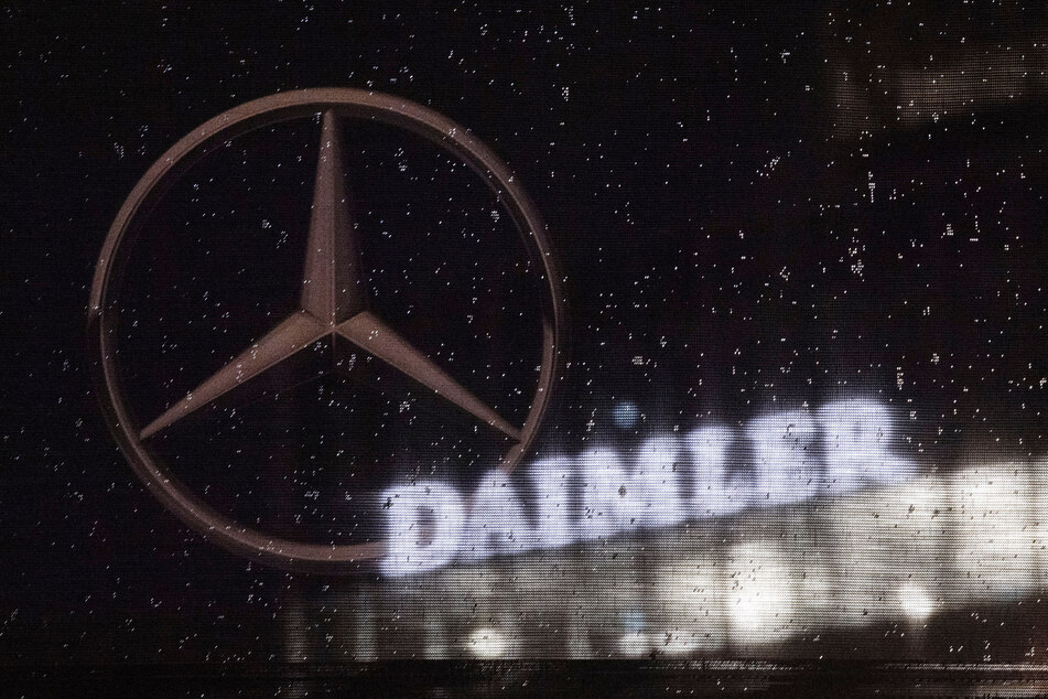 Die Coronavirus-Krise hat bei Daimler auch unter dem Strich für einen herben Gewinneinbruch gesorgt und den Autobauer nur knapp an einem Verlust vorbeischrammen lassen. (Archivbild)