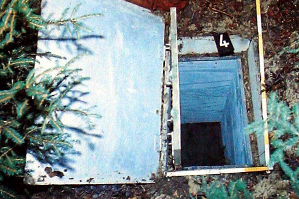Die Reproduktion zeigt die Kiste, in der 1981 das zehnjährige Entführungsopfer Ursula Herrmann aus Eching am Ammersee (Oberbayern) erstickte, fotografiert bei einer Pressekonferenz im Jahr 2008 in Augsburg.