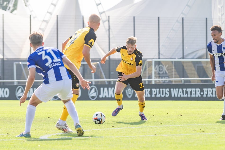 Neuzugang Jonas Sterner (22, r.) durfte sich im Hertha-Test von Beginn an beweisen. Vor allem im ersten Durchgang gab er eine gute Figur ab.