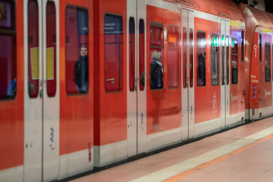 Ein Mann soll in Starnberg aus einer S-Bahn gedrängt worden sein und sich beim Sturz auf den Bahnsteig verletzt haben. (Symbolbild)