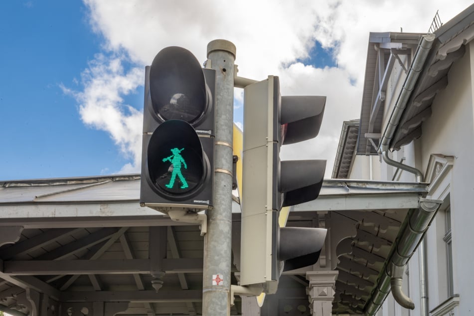 Ein Cowboy signalisiert nun das richtige Verhalten an der Ampel Schildernstraße/Ecke Meißner Straße in Radebeul.