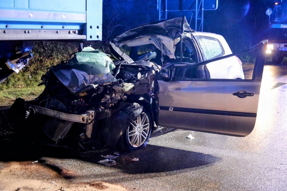 Horror-Unfall auf Bundesstraße! Renault Clio unter Lkw-Auflieger eingeklemmt: Fahrer in Lebensgefahr