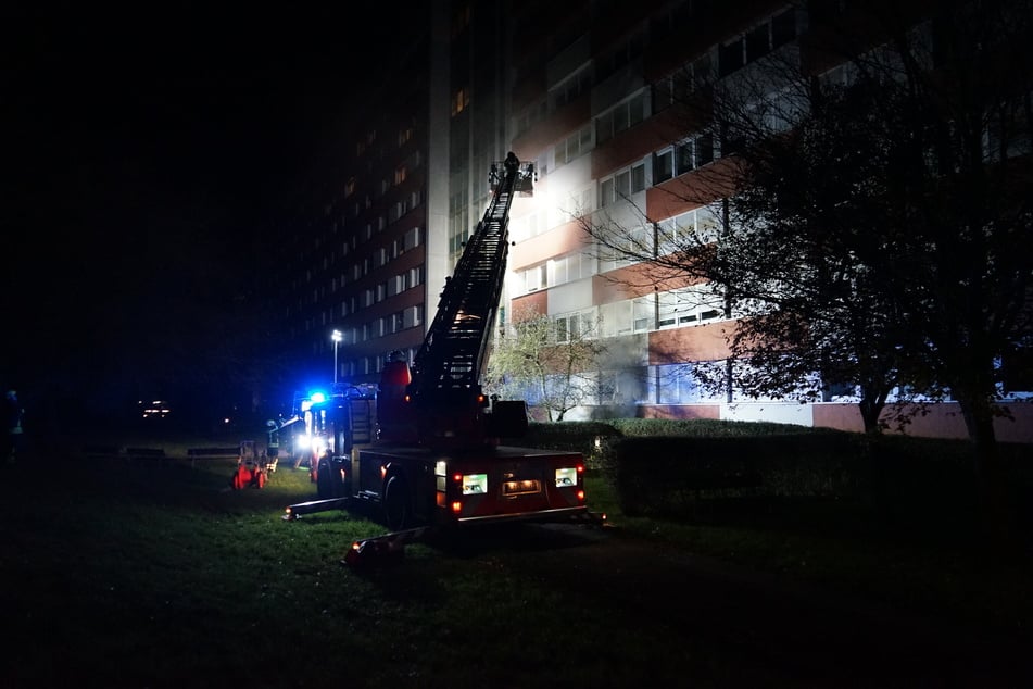 Mit einer Drehleiter rettete die Feuerwehr Anwohner, die nicht mehr aus ihrer Wohnung kamen.