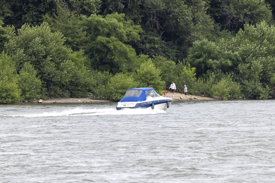 Passanten entdeckten den leblosen Körper am vergangenen Samstagvormittag auf Höhe der Mondorfer Fähre in Bonn-Graurheindorf. (Symbolbild)