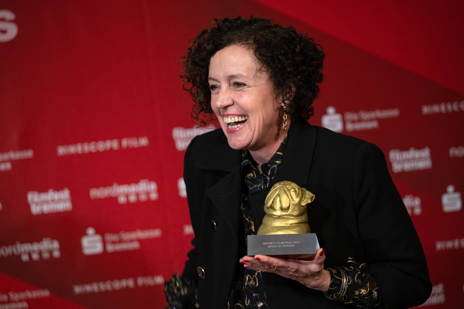 Die Schauspielerin, Regisseurin und Drehbuchautorin Maria Schrader (57) freut sich über die Auszeichnung mit dem Bremer Filmpreis 2023.
