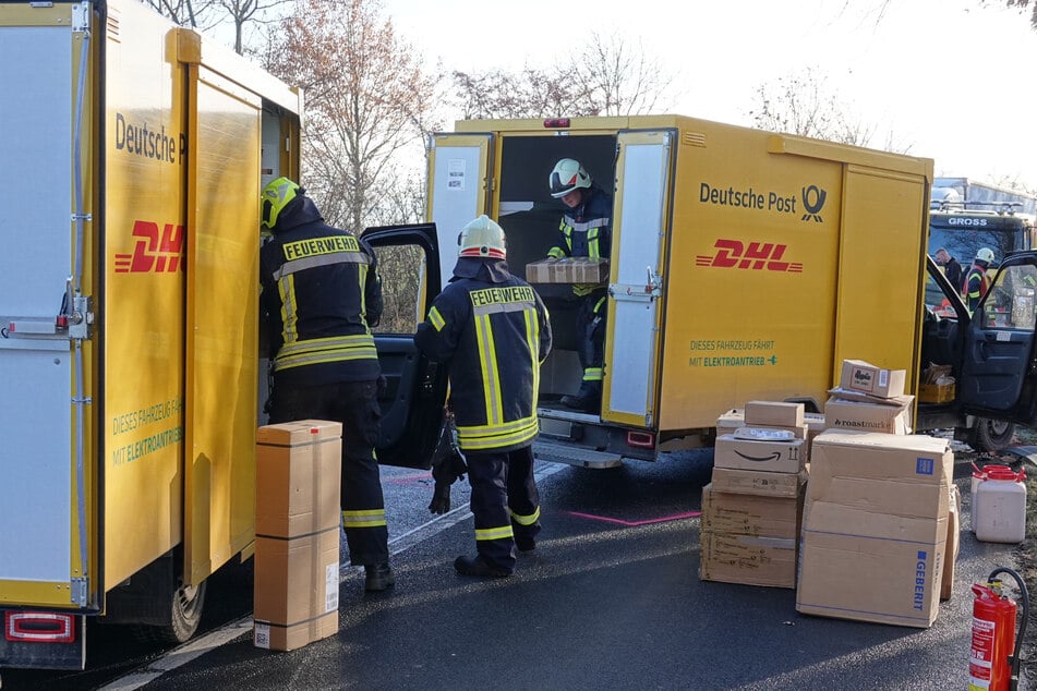 Weil der DHL-Transporter nicht mehr fahrbereit war, halfen die Kameraden aus. Sie luden die Fracht - reichlich Pakete - in ein Ersatzfahrzeug um.