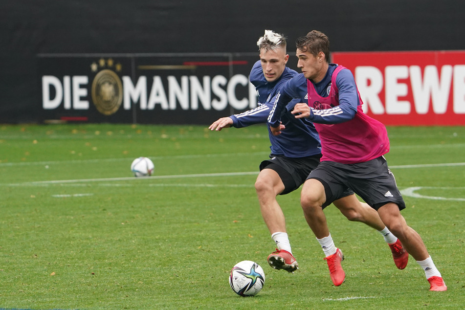 Florian Neuhaus (24, r.) bei der Nationalmannschaft: Wie bei Gladbach bleibt ihm beim DFB-Team derzeit nur die Chance, sich im Training zu beweisen - hier versucht er sich gegen Nico Schlotterbeck (21) zu behaupten.