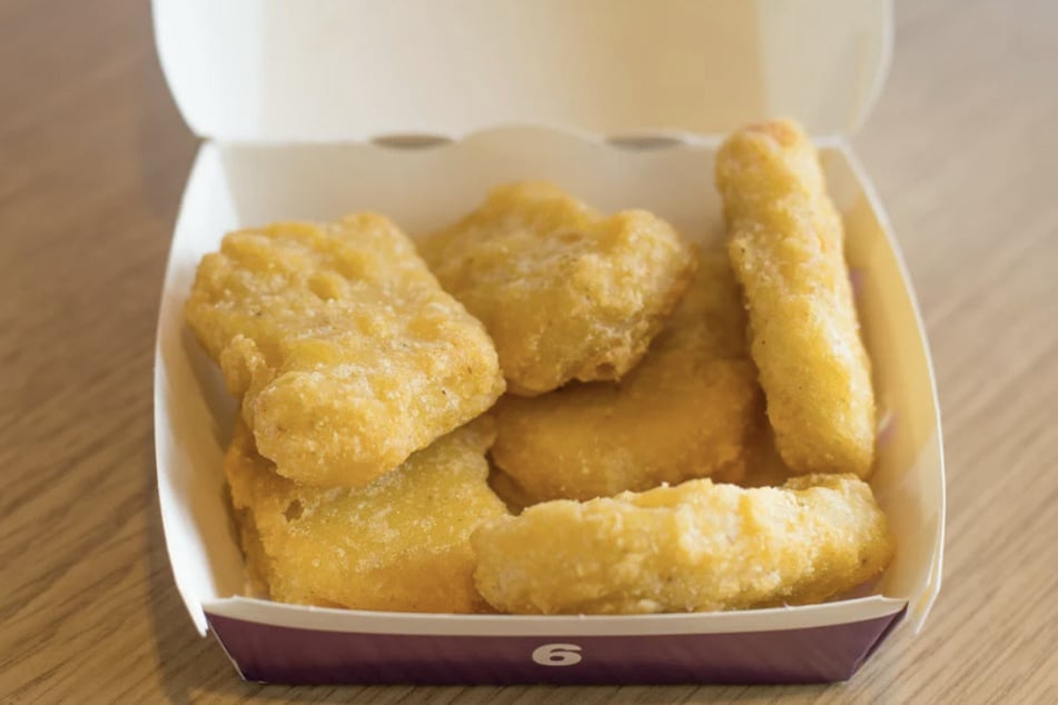 Eine Nachbarin gab Violet Chicken-Nuggets, bevor das Mädchen zurück zu ihren grausamen Eltern ging.