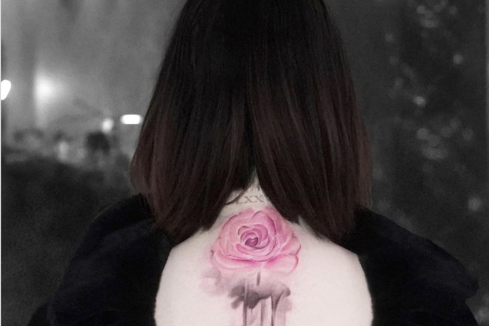 Selena Gomez recently got a back tattoo from Bang Bang Tattoo in NYC.