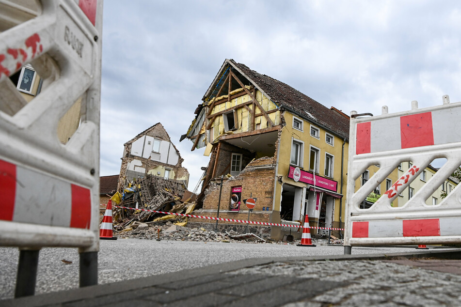 Das Gebäude im Stadtzentrum von Lychen ist völlig zerstört worden, vier Nachbarhäuser mussten evakuiert werden.