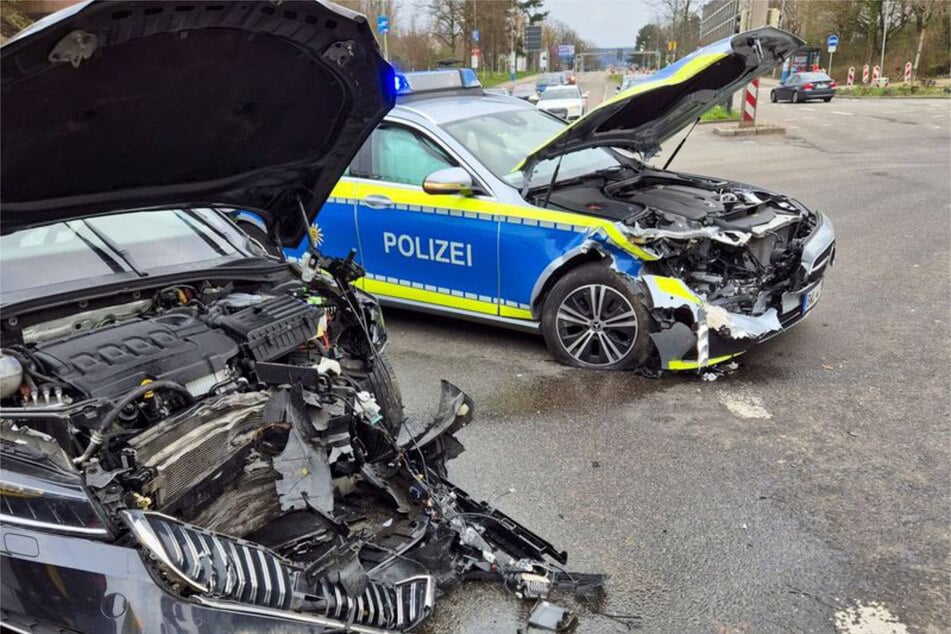 Zwei Autos, darunter ein Streifenwagen, wurden schwer beschädigt.