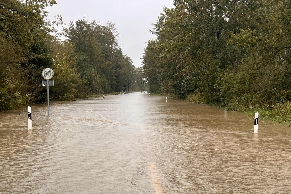 Zwischen Grabenstätt und Übersee in Oberbayern steht die Straße unter Wasser.