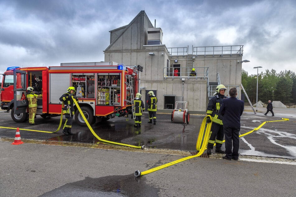 In der Landesfeuerwehrschule Sachsen in Nardt bei Hoyerswerda brennt es regelmäßig - für Schulungs- und Übungszwecke.
