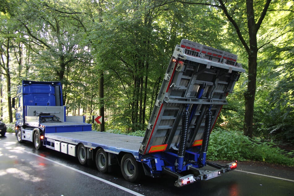 Möglicherweise hatte der Auflieger des Sattelzuges in einer S-Kurve die Bodenhaftung verloren und war dadurch in den Gegenverkehr geraten.