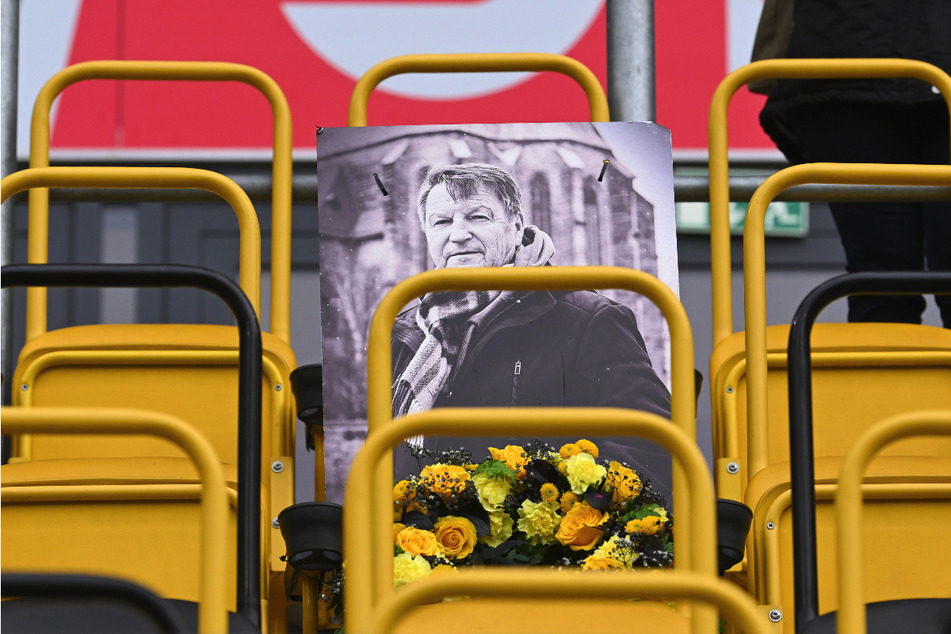 Blumen waren auf dem Sitzplatz des verstorbenen Dixie Dörner im Rudolf-Harbig-Stadion niedergelegt worden.
