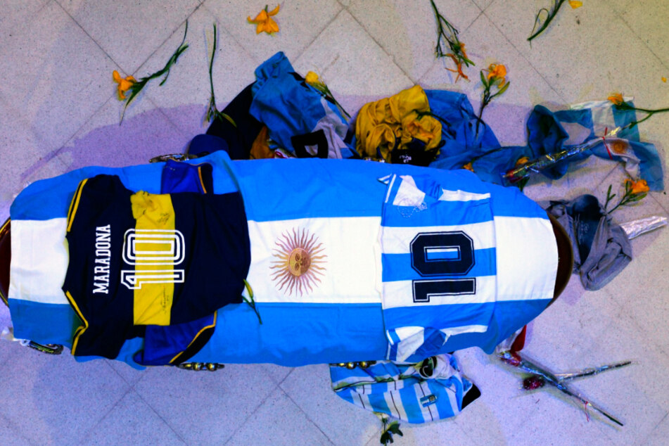 Auf diesem von der argentinischen Präsidentschaft veröffentlichten Foto liegt der Sarg mit den sterblichen Überresten von Diego Armando Maradona im Präsidentenpalast in Buenos Aires.