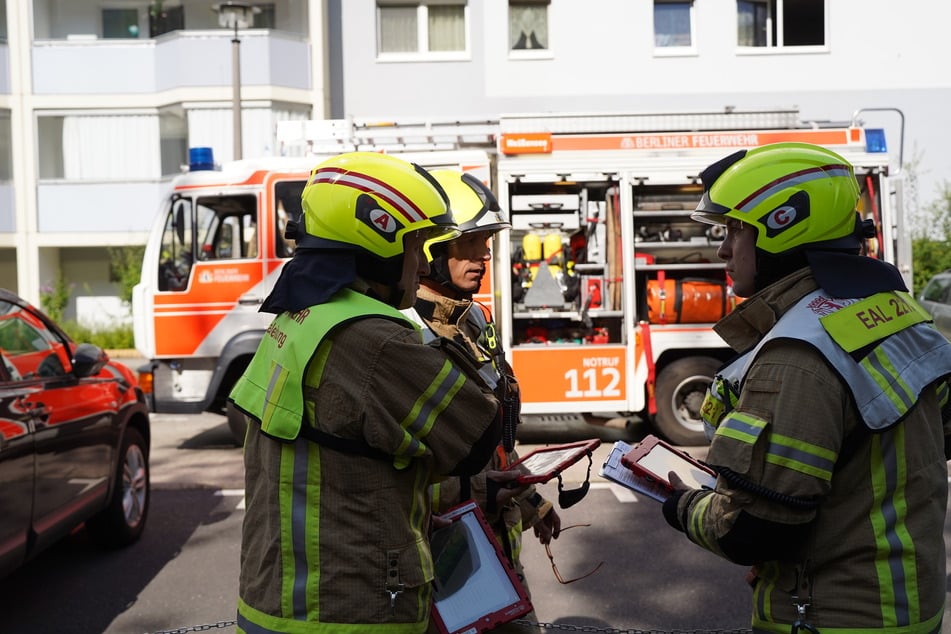 Nach dem Löschen wurden die weiteren Schritte des Einsatzes besprochen.