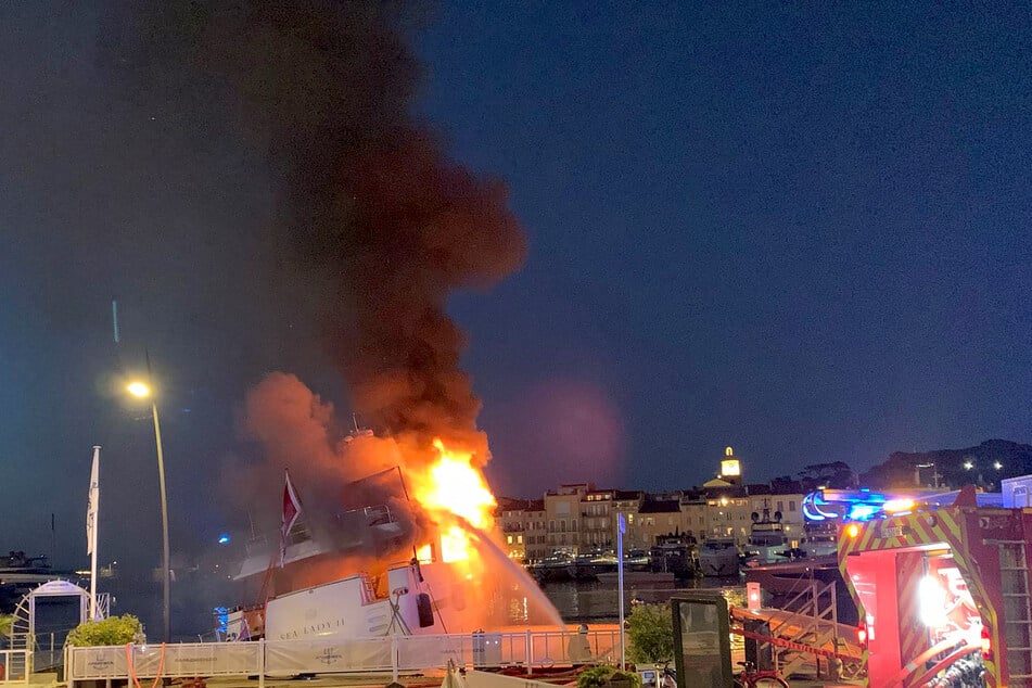 Bis nach Mitternacht stand die luxuriöse Yacht in Flammen.