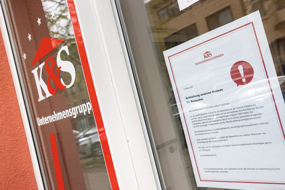 Ein Schild informiert Besucher einer Seniorenresidenz über die Sperrung der Einrichtung.