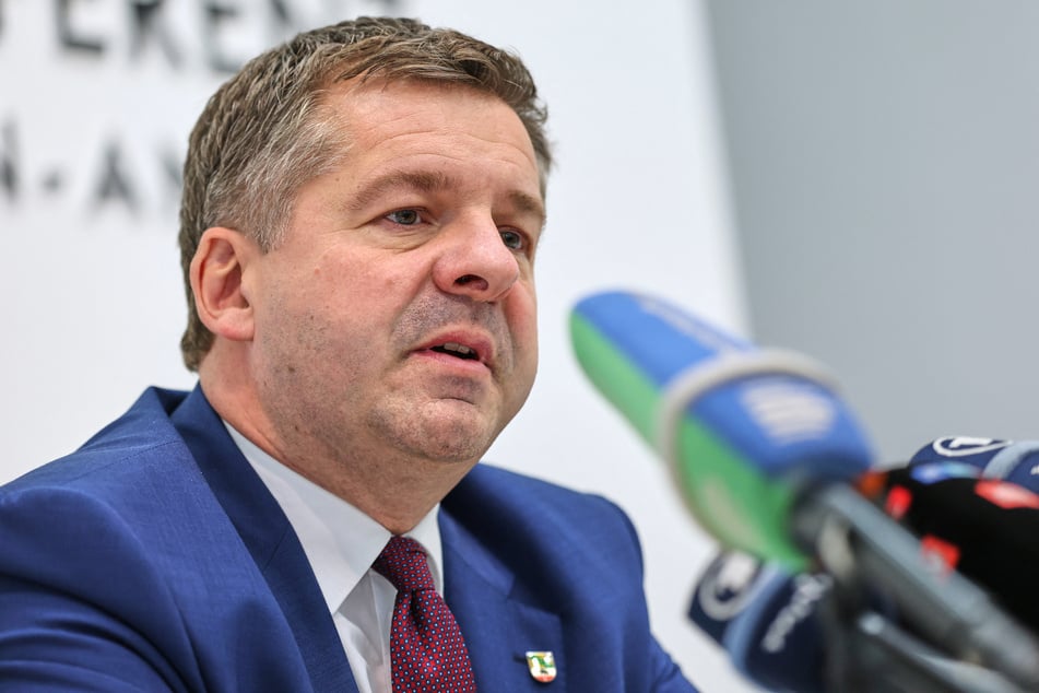 CDU-Fraktionsvorsitzender und noch amtierender Ministerpräsident Sven Schulze (47, CDU) will mit seinen Parteikollegen den Plenarsaal während der Wahl des neuen Ministerpräsidenten verlassen.