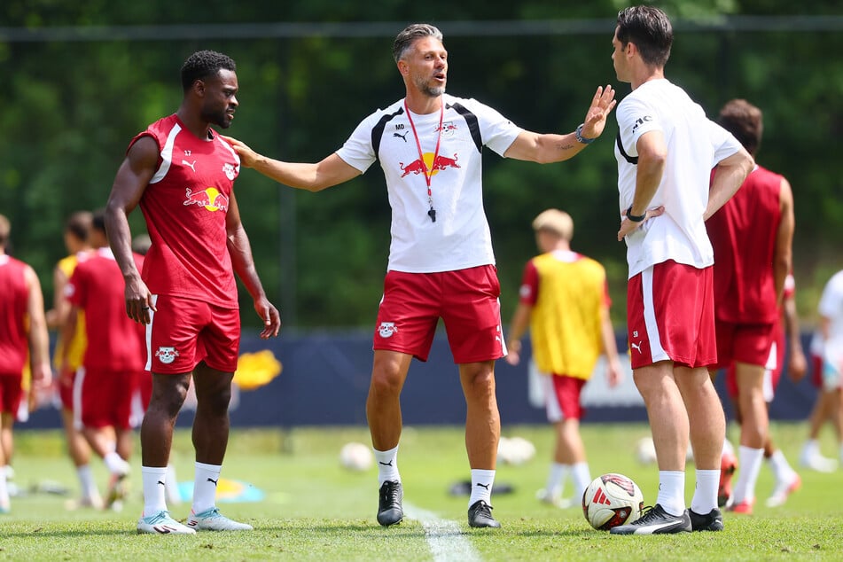 Trainer Martin Demichelis ist extrem aktiv unterwegs. Statt nur zu coachen, trainiert er quasi mit.