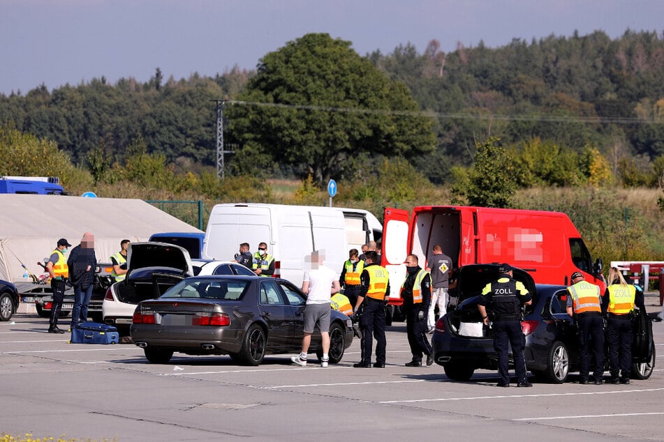 Die Schwerpunktkontrolle wurde vom Hauptzollamt Dresden auf dem Rastplatz "Am Heidenholz" an der Autobahn 17 durchgeführt.
