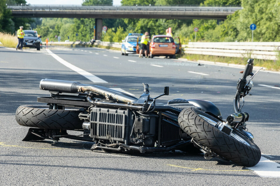 Fahrfehler und Geisterfahrer: Schwere Unfälle mit Motorrädern, ein Biker stirbt noch vor Ort