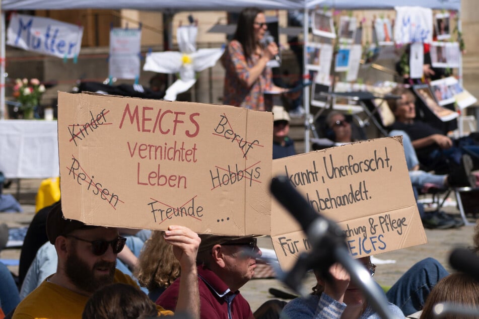 Viele Betroffene verlieren durch die Krankheit den Job, soziale Kontakte und Lebensqualität, wie es hier auf einem der Plakate steht.