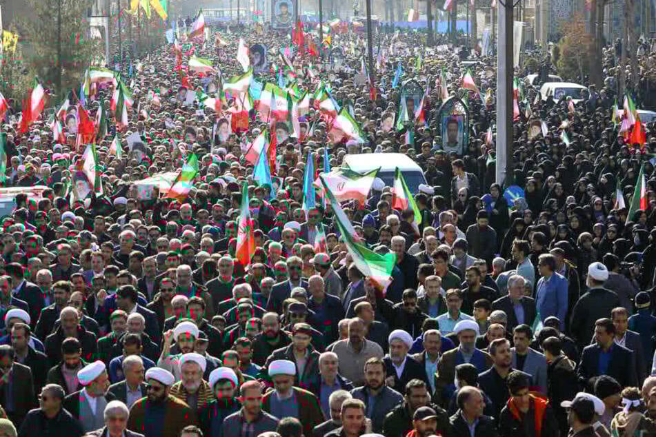 Im Iran gibt es im Moment massenhaft Proteste gegen die Regierung. Sicherheitskräfte gehen dort sehr brutal gegen die Demonstrierenden vor.