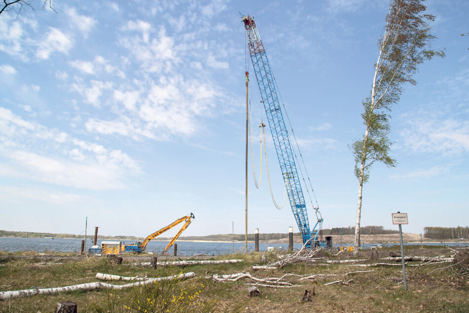 Die Uferarbeiten am Knappensee dauern an. Noch geht der Bergbau-Sanierer LMMBV von einem fristgerechten Abschluss aus.