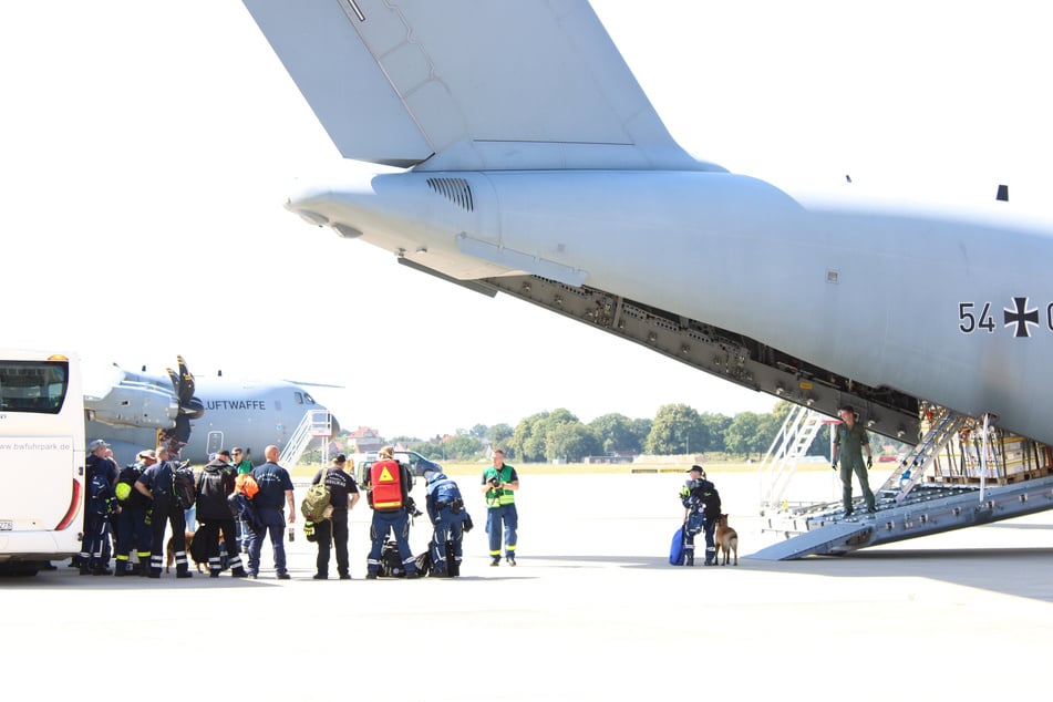 Die ersten Retter stiegen bereits am heutigen Nachmittag in ein Bundeswehr-Flugzeug.