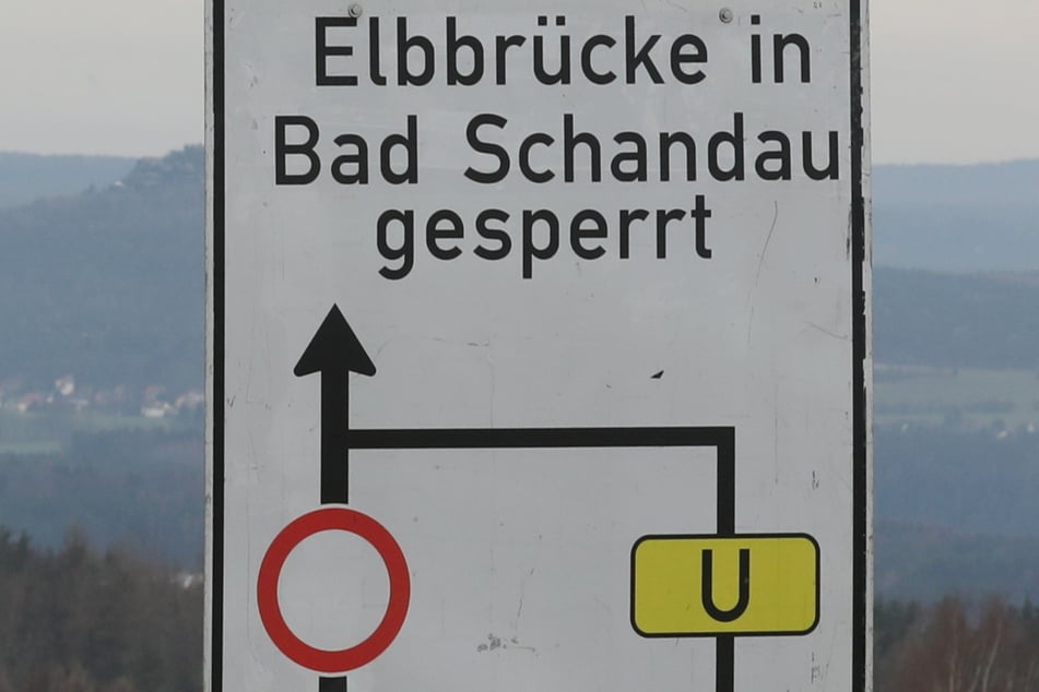 Rien ne va plus: Damit das Überqueren der Elbbrücke nicht zum Roulettespiel wird, wurde das Viadukt Anfang November komplett gesperrt.