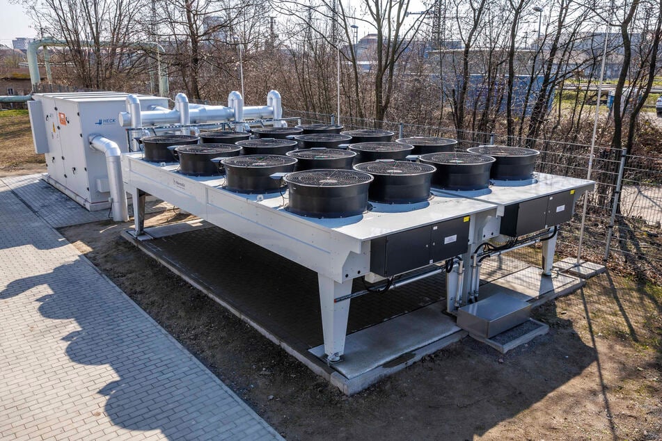 Anlagen wie diese Großwärmepumpe in der Friedrichstadt sollen künftig lokale Energiequellen für das Dresdner Wärmenetz nutzbar machen.