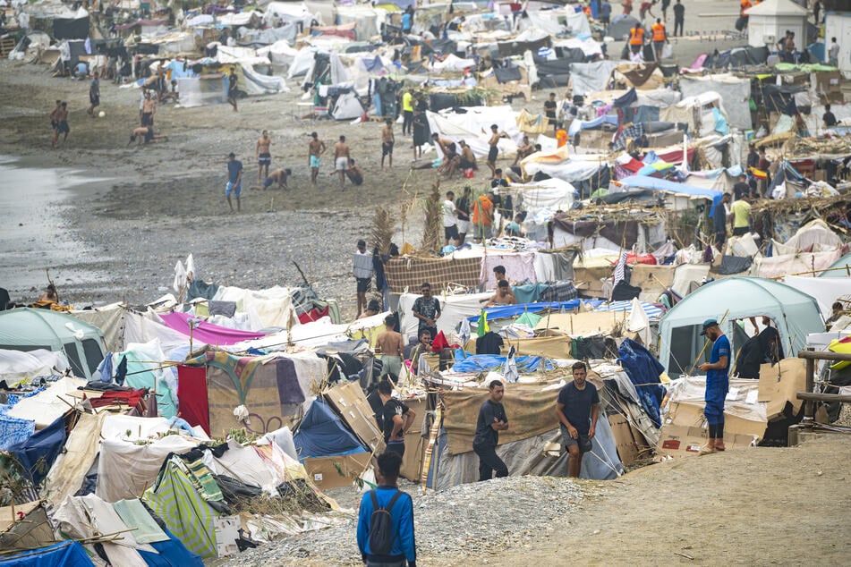 Geflüchtete harren noch immer am Strand "Trampolin" in Ceuta aus. Dort verlor nun ein Mann sein Leben, weil Rettungskräfte viel zu spät eintrafen.