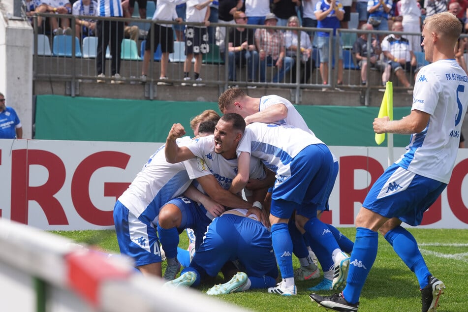 Riesiger Jubel beim FK Pirmasens nach der 1:0-Führung gegen den HSV.