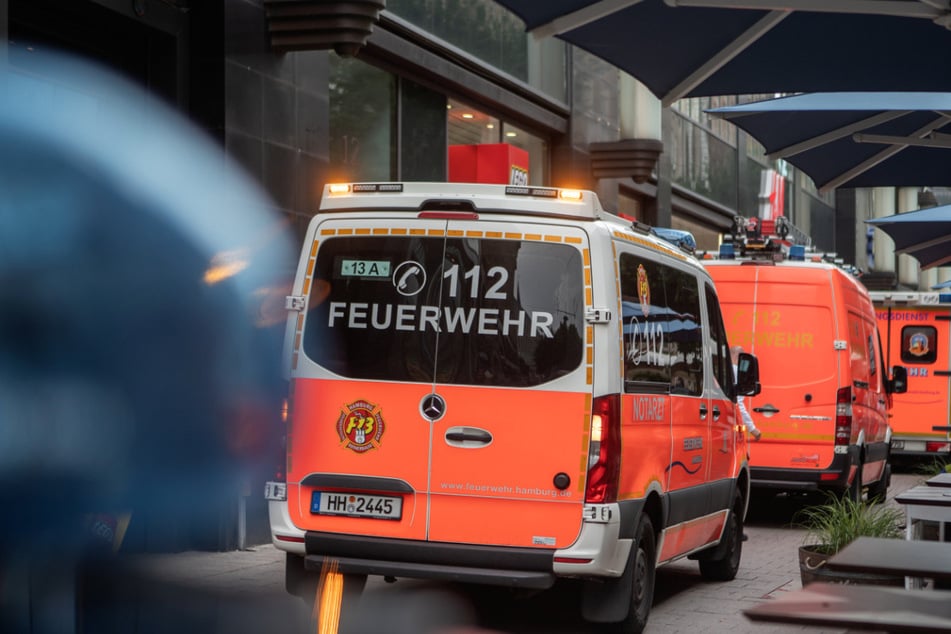 Zahlreiche Rettungskräfte rückten zu dem Einsatz in die Hamburger Altstadt aus.