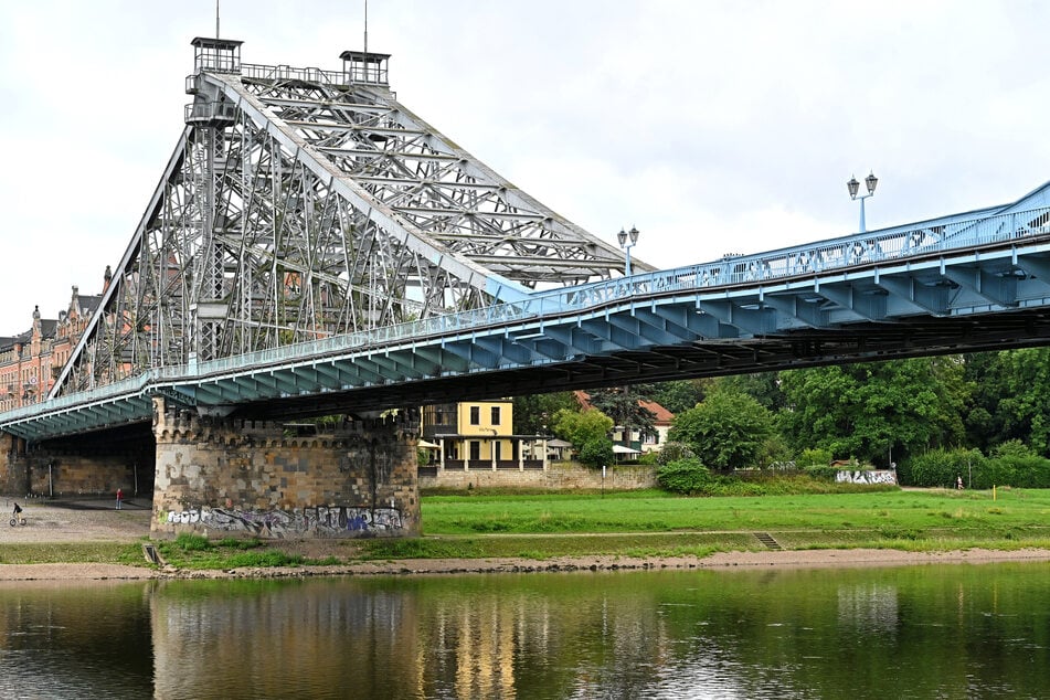 Wie bereits im Mittelteil sollen auch die beiden Seitenbereiche der Loschwitzer Brücke wieder in sattem Hellblau strahlen.