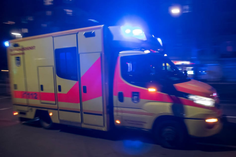 Der 48 Jahre alte VW-Fahrer ist mit schwersten Verletzungen in ein Krankenhaus gebracht worden. (Symbolfoto)