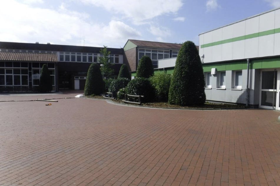 Auf dem Schulhof des Ratsgymnasiums Rotenburg sind erste Spuren des Vandalismus zu sehen.