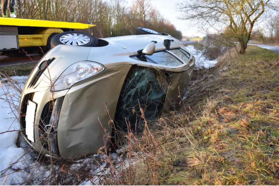 Das Auto kam auf der Seite zum Stehen.