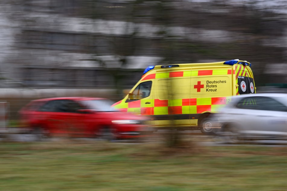 Lediglich der 19-jährige Beifahrer des 18-jährigen Golf-Fahrers wurde mit leichten Verletzungen in ein Krankenhaus gebracht. (Symbolbild)