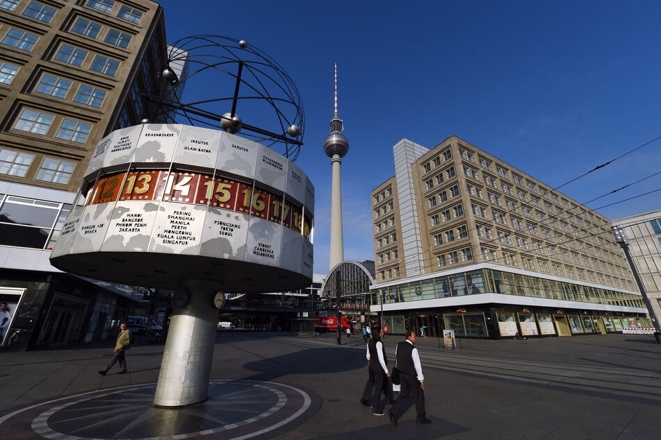 Der Alex ist in Berlin zugleich Sehenswürdigkeit und zentraler Verkehrsknotenpunkt.