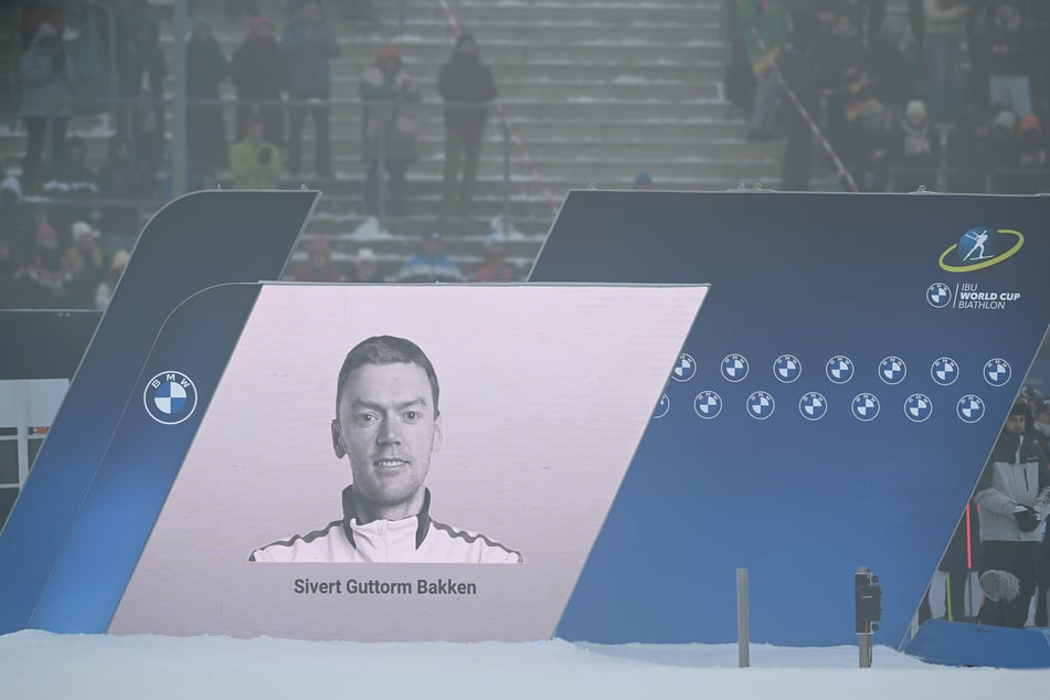 Bakken wurde bereits beim ersten Weltcup des Jahres in Oberhof geehrt. Jetzt hat sich auch seine Mannschaft etwas Besonderes ausgedacht.