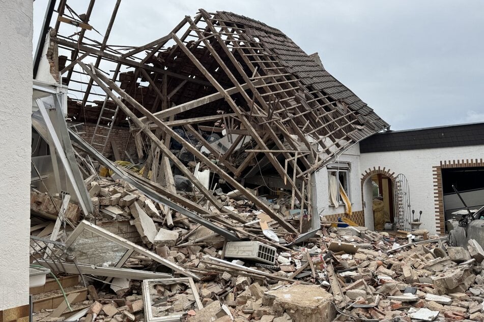 Das Wohnhaus stürzte am Montag zu großen Teilen ein.