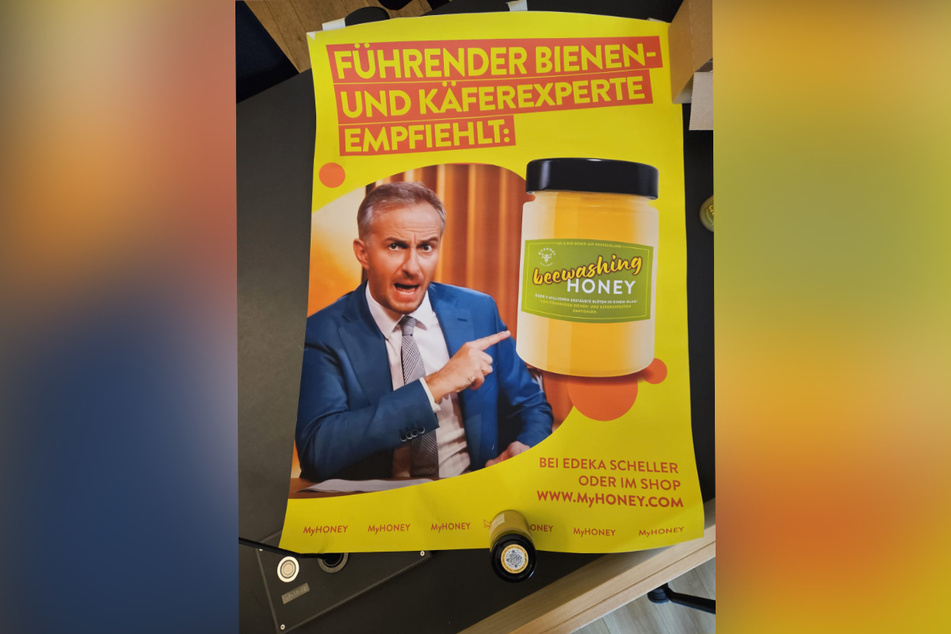 Das Verfahren dreht sich um dieses Werbe-Plakat, das den ZDF-Moderator Jan Böhmermann (42) dabei abbildet, wie er auf den neu entwickelten "beewashing Honey" zeigt.