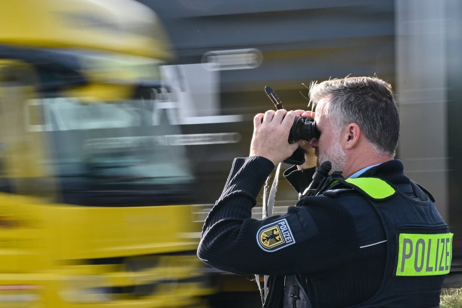 Ein Beamter der Bundespolizei beobachtet den Verkehr auf der Autobahn A15 von Polen nach Deutschland nahe der Landesgrenze in Forst (Lausitz). Über diese Autobahn werden häufig Migranten von Schleusern illegal nach Deutschland gebracht.