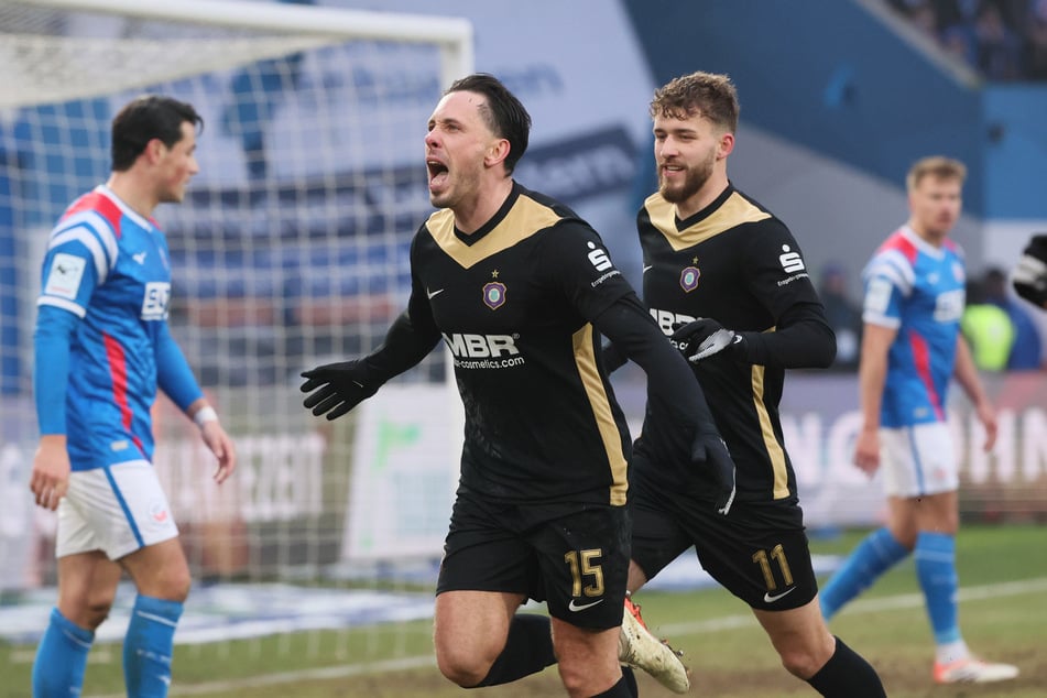 Ausgleich! Marcel Bär (l.) nickte zum 1:1 ein, doch kurz vor Schluss schlugen die Rostocker zurück.