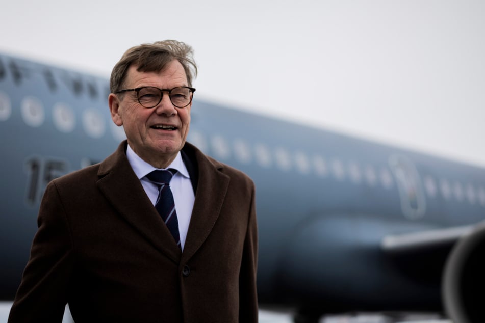 Außenminister Johann Wadephul (62) beschwört angesichts anhaltender russischer hybrider Attacken auf Deutschland und das Baltikum die eigenständige Verteidigungsbereitschaft Europas.