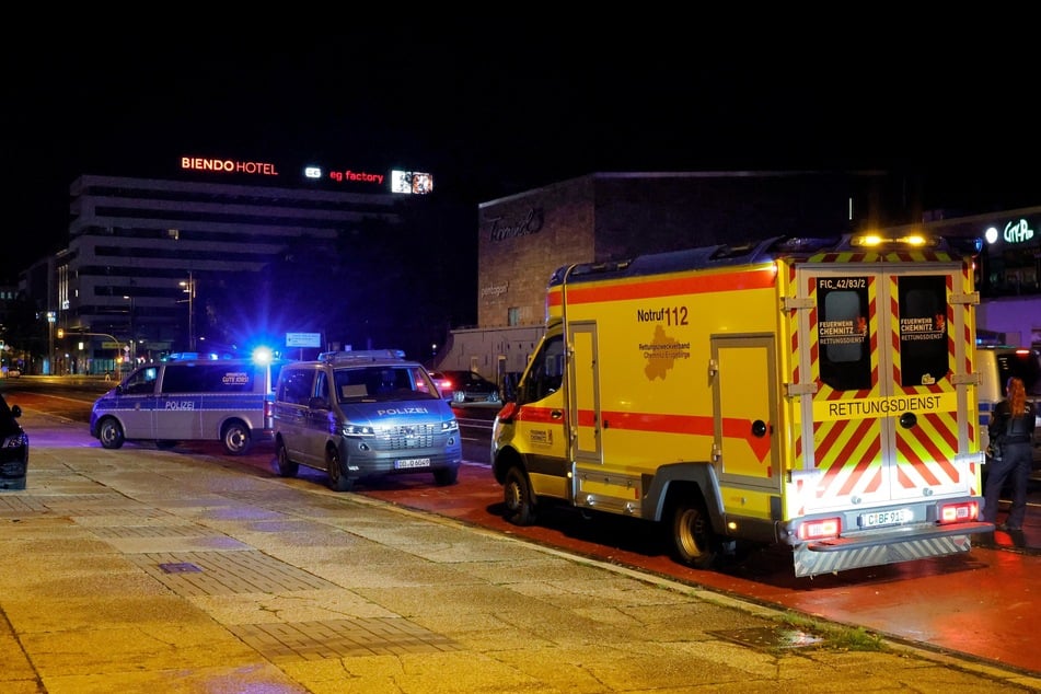 Polizei und Rettungskräfte in der Chemnitzer Brückenstraße: Hier wurde am Freitagabend ein Mann (26) mit einem Messer attackiert. (Archivfoto)